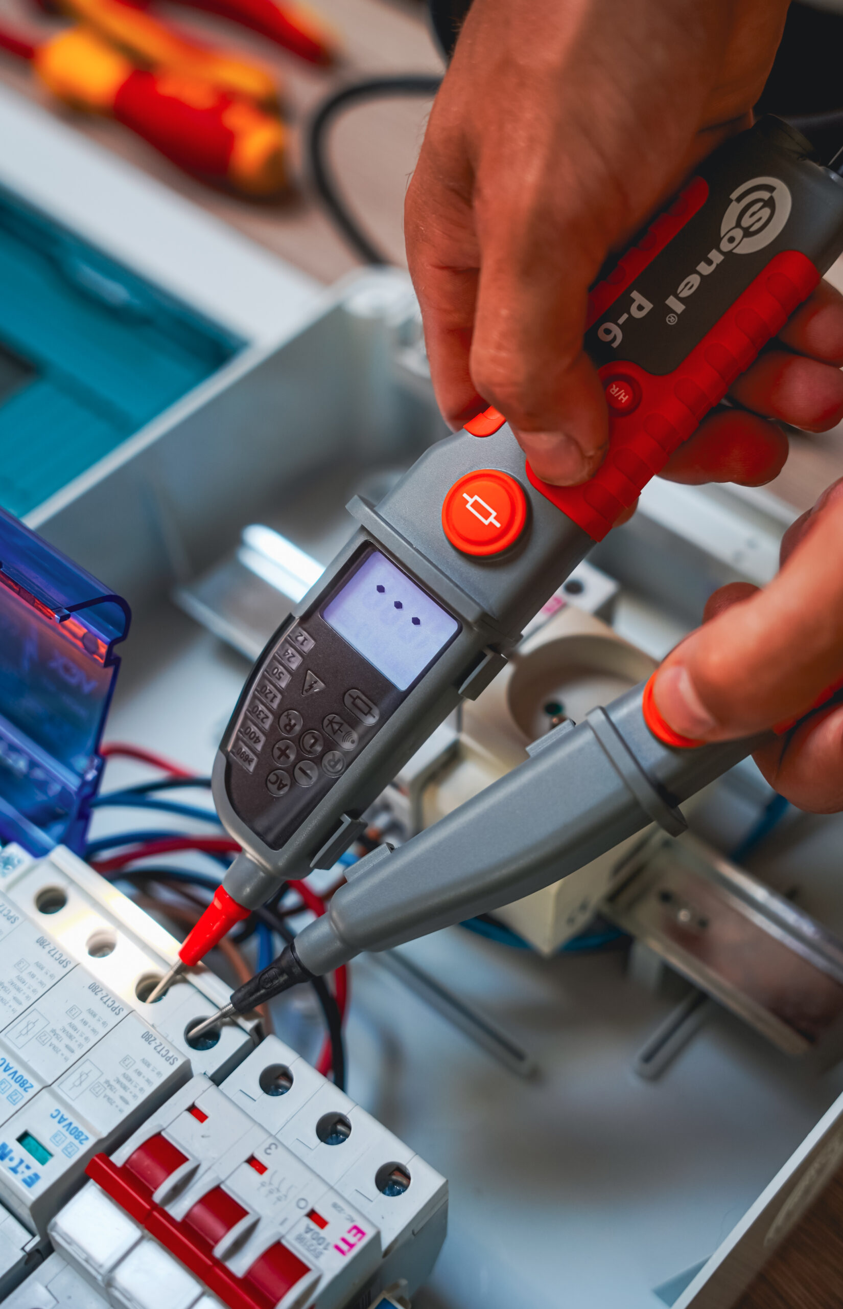 Wykonywanie pomiaru elektrycznego testerem – specjalista Voltikon podczas kontroli instalacji